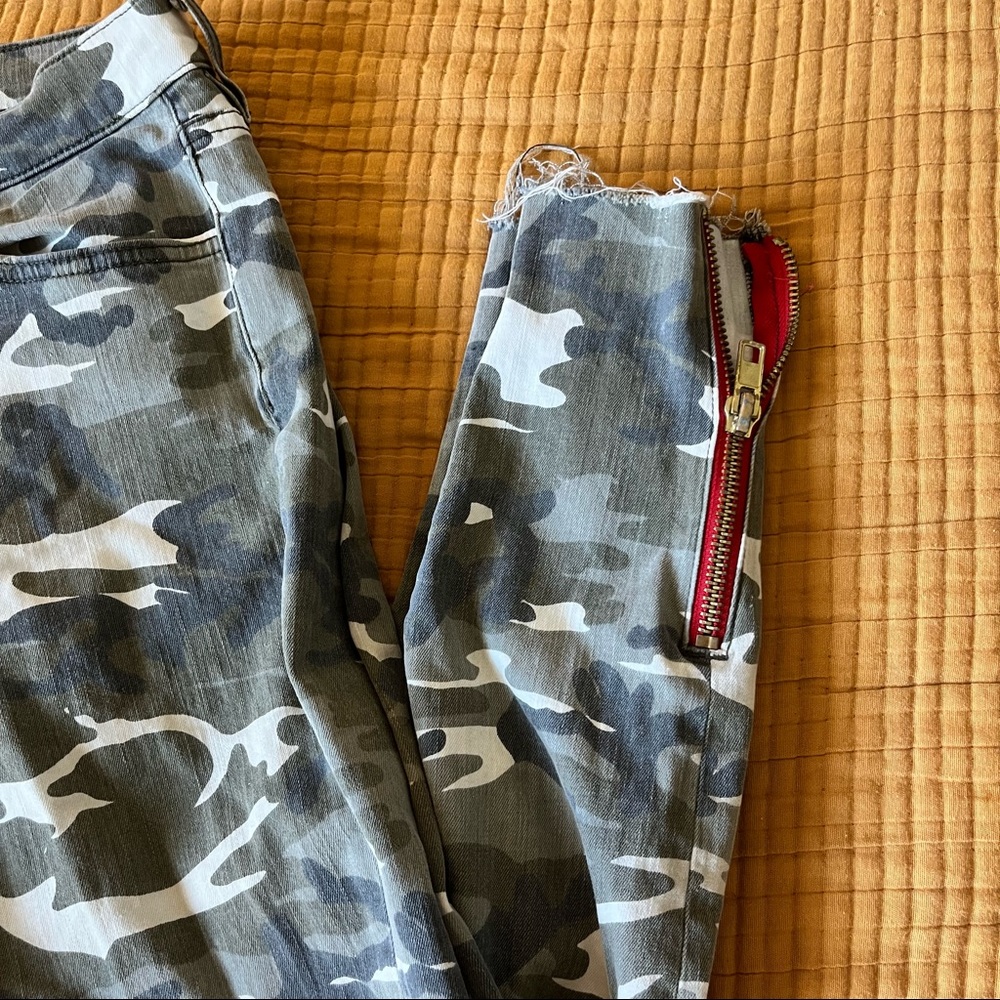 Etienne marcel camo jeans, red zipper ankle